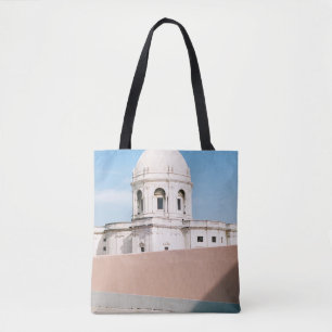 WEISSES KONKRETES GEBÄUDE UNTER BLAUEM HIMMEL TASCHE