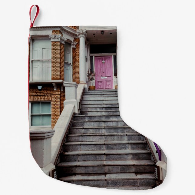 WEISSES, KONKRETES HAUS MIT GESCHLOSSENEM LILA HOL KLEINER WEIHNACHTSSTRUMPF (Vorderseite)
