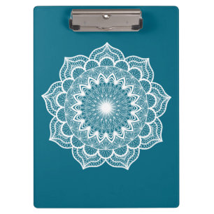 Weisses Mandala auf blauem Hintergrund Klemmbrett