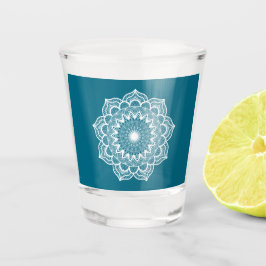 Weisses Mandala auf blauem Hintergrund Schnapsglas