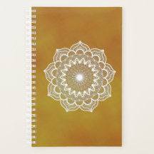 Weißes Mandala auf goldenem Hintergrund