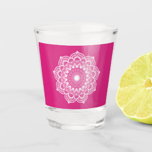 Weisses Mandala auf rosa Hintergrund Schnapsglas