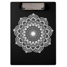 Weisses Mandala auf schwarzem Hintergrund