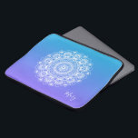 Weißes Mandala, lila und blaues Ober-Monogramm Laptopschutzhülle<br><div class="desc">Eleganter Vintager Blumenmanala mit verziertem Mandala im lila-weißen Ober-Hintergrund. Optionales Name Monogramm.</div>