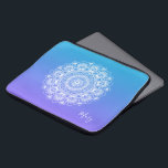 Weißes Mandala, lila und blaues Ober-Monogramm Laptopschutzhülle<br><div class="desc">Eleganter Vintager Blumenmanala mit verziertem Mandala im lila-weißen Ober-Hintergrund. Optionales Name Monogramm.</div>