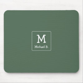 Weißes Monogramm und Name auf Grün Mousepad