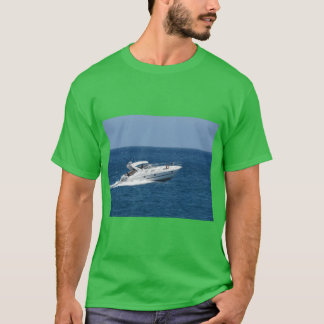 Weißes Motorboot, das an einem sonnigen Tag über d T-Shirt