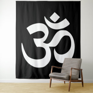 Weißes OM-Symbol auf Schwarzem Wandteppich