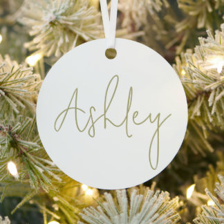 Weißes Ornament mit Ihrem Namen in Goldschrift Aus Metall