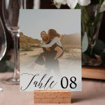 Weißes Overlay Foto Hochzeit in elegantem Kalligra Tischnummer<br><div class="desc">Modernes,  elegantes Schwarz-weiß-romantisches Hochzeitstisch-Overlay mit weißem Overlay-Foto.</div>
