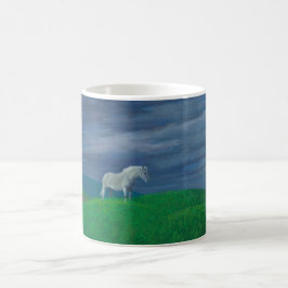 Weißes Pferd erwartet bevorstehenden Sturm Kaffeetasse