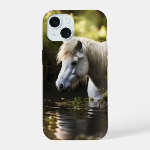 Weißes Pferd im Teich iPhone 15 Hülle