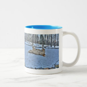Weißes Pferd im Winterschnee Zweifarbige Tasse