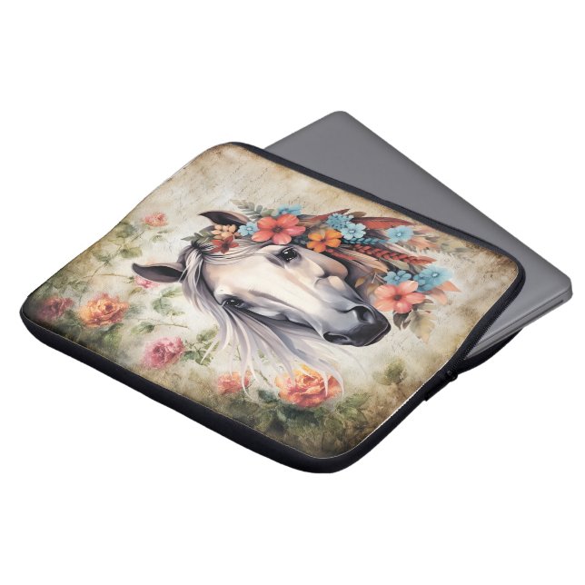 Weißes Pferd in Blumen. Laptopschutzhülle (Vorne Oben)