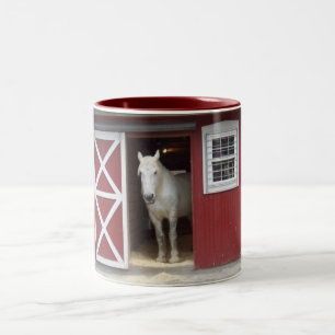 Weißes Pferd in der roten Scheune Zweifarbige Tasse