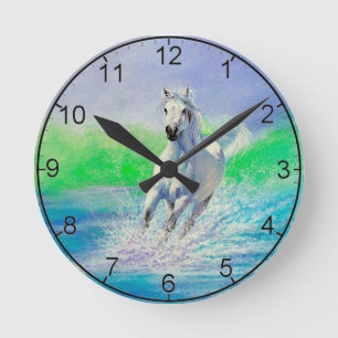 Weißes Pferd läuft auf einer Stranduhr Runde Wanduhr