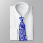 Weißes Pisley im hellblauen Hintergrund Krawatte<br><div class="desc">Lassen Sie Ihren Stil mit unserer ausgeklügelten Krawatte im Hals steigen und zeigen Sie ein zeitloses,  Vintages Blumenpaisley-Muster in eleganten Weiß-Tönen vor einem luxuriösen blauen Hintergrund. Personalisieren Sie es,  um Ihre eigene einzigartige Mode zu reflektieren.</div>