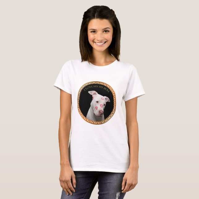 Weißes pitbull mit Rot küsst alle über seinem T-Shirt (Vorne ganz)
