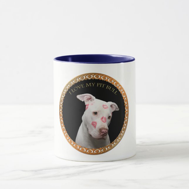 Weißes pitbull mit Rot küsst alle über seinem Tasse (Zentrum)
