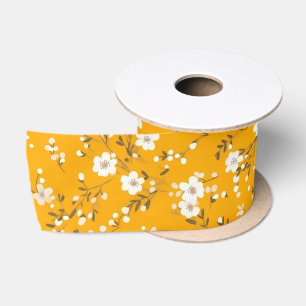 Weißes Posy-Print auf Gold Satinband