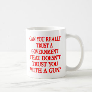 Weißes reg.-Vertrauen Sie mit Gewehr Kaffeetasse