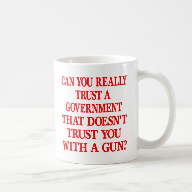 Weißes reg.-Vertrauen Sie mit Gewehr Kaffeetasse (Rechts)