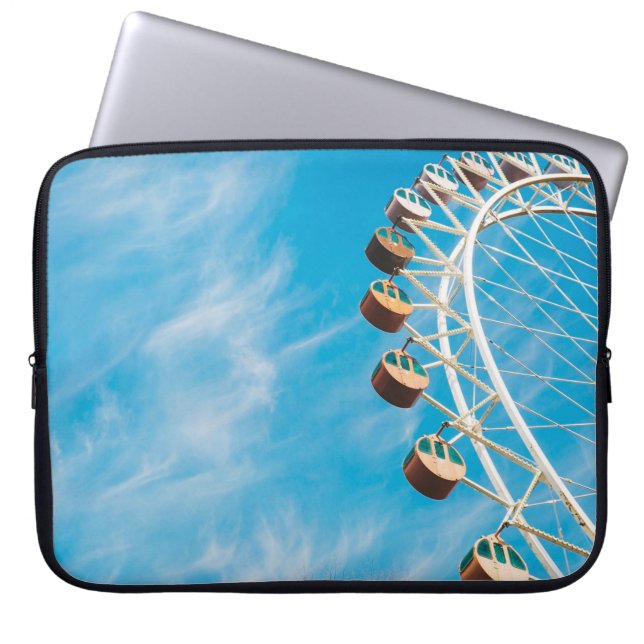 Weißes Riesenrad am Morgen unter freiem Himmel Laptopschutzhülle (Vorderseite)