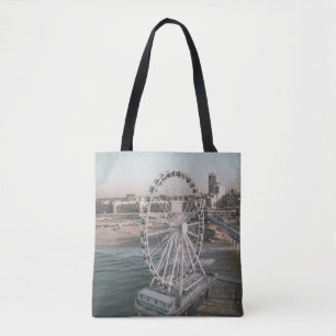 WEIßES RIESENRAD IN DER NÄHE VON WASSER TASCHE