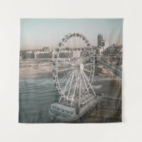 WEIßES RIESENRAD IN DER NÄHE VON WASSER