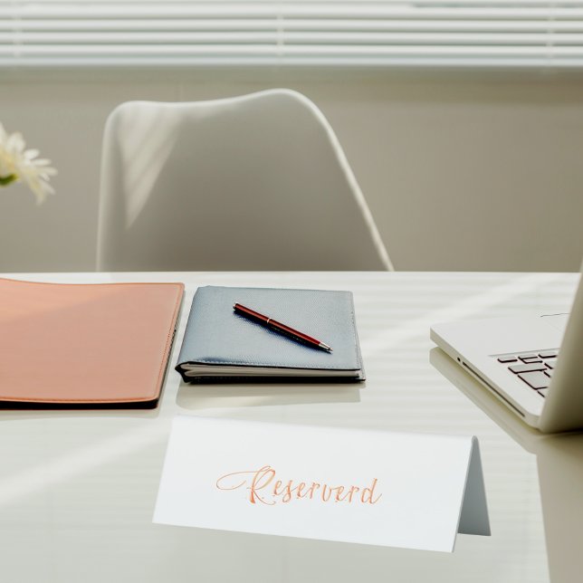 Weißes Rosengold-Drehbuch Tischaufsteller (Von Creator hochgeladen)