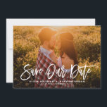 Weißes rustikales Kalligrafie-Foto Rette unser Dat Save The Date<br><div class="desc">Stilvolle Ankündigung Datum freihalten mit rustikaler moderner Kalligraphie mit grünen Blätter. Dies wird ein idealer Save the Date für Frühjahr- und Sommerhochzeiten. Sie können die Rückseite anpassen,  indem Sie ein eigenes Muster hinzufügen oder ein anderes Foto hinzufügen.</div>