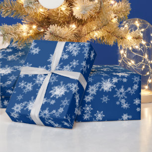 Weißes Schneeflocken auf blauem Papier Geschenkpapier