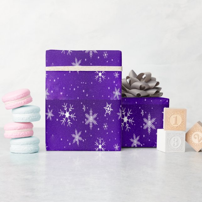 Weißes Schneeflocken und blaues Hintergrundpapier Geschenkpapier (Babyparty)