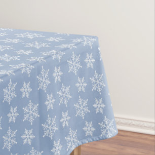 Weißes Schneeflockenmuster auf hellblau Tischdecke