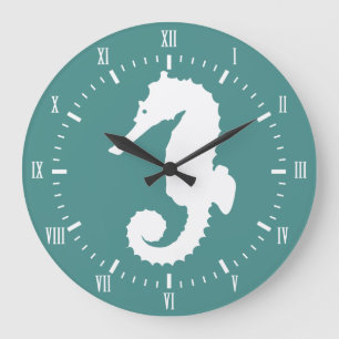 Weißes Seepferd an der Küste und römische Zahl grü Große Wanduhr