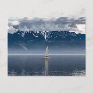 Weißes Segelboot auf dem Wasser Postkarte
