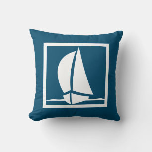 weißes Segelboot auf marineblau Kissen