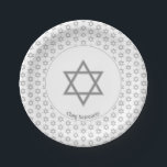 Weißes Silber individuell anpassbar | STAR DAVID Pappteller<br><div class="desc">Eleganter weißer STAR OF DAVID Papier Teller, mit silbergrauem Magen David in einem gefliesten Muster. Im Zentrum befindet sich ein Bild eines größeren David-Sterns, der CUSTOMIZABLE ist, sodass Sie Ihr eigenes Bild hochladen können. Darunter steht CHAG SAMEACH. Dies ist auch anpassbar, sodass Sie Ihren Gruß und/oder Namen, etc. hinzufügen können....</div>