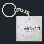 Weißes Spiegelbild Gastgeschenk Hochzeit Bridesmai Schlüsselanhänger<br><div class="desc">Dieser wunderschöne Schlüsselanhänger ist perfekt, um deinen Hochburgen zu danken. Es wurde als Teil unserer Hochzeitssuite White Reflections entworfen und bietet schwarzen Text auf einem Hintergrund, der die Blume und Herzen von Weiß widerspiegelt. Der Text ist vollständig anpassbar und lautet: Bridesmaid, mit einem Platz für ihren Namen, die Namen des...</div>