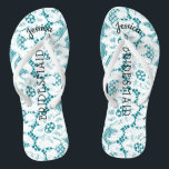 Weißes Spitze-mit Blumenaqua der Flip Flops<br><div class="desc">Personalisierte, romantische Blumenspitzestrandhochzeit drehen Vintage Art Reinfallsandelholze Imitats, weiße mit Blumenspitze auf beachy Gefühl, Türkishintergrund um. Name der Brautjungfer oben in gebogener, eleganter Art, Skriptbuchstaben. Brautjungfer wird hinunter die Mitte in der modernen Beschriftung gedruckt. Ändern Sie zu den Sitz-Brautpartymitgliedern, wie Braut, Blumenmädchen oder Trauzeugin. Hübsche Strand-Gastgeschenke Hochzeit für Brautpartymitglieder. Gerade...</div>
