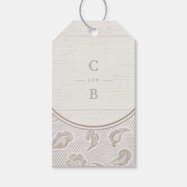 Weißes Spitzen-Holz rustikale Hochzeitsmonogramm Geschenkanhänger (Vorderseite)