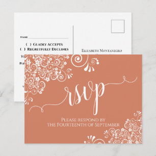 Weißes Spitzen-Skript für Terracotta Coral Wedding Postkarte