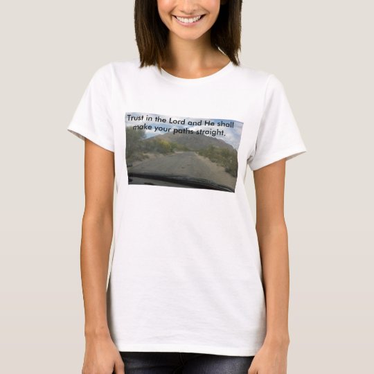 Weißes t mit einem grundlegenden T - Shirt der
