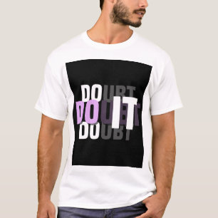Weißes T-Shirt mit halbem Ärmel und „DOUBT“-Grafik