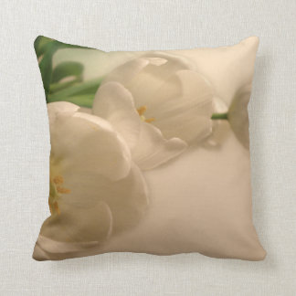 Weißes Tulpe-Wurfs-Kissen Kissen