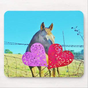 Weißes und braunes Pferd Valentine Hearts Mousepad