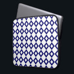 Weißes und Navy-Diamant-Muster Laptopschutzhülle<br><div class="desc">Ein ausgeklügeltes grafisches Muster ineinander greifender weißer und mariner Diamantformen. Die dunkelblauen Diamanten enthalten jeweils einen kleinen weißen Diamanten,  wodurch Weiß die dominierende Farbe des ursprünglichen Designs ist. Digitales Bild. Copyright © 2013 Claire E. Skinner. Alle Rechte vorbehalten.</div>