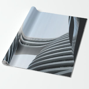 WEIßES UND SCHWARZES BETONGEBÄUDE UNTER BLAUEM HIM GESCHENKPAPIER