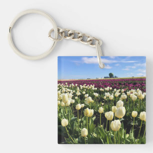 Weißes und violettes Tulpenfeld mit Heißluftballon Schlüsselanhänger