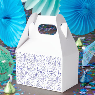 Weißes Verpackungspapier mit einem subtilen, sich  Geschenkschachtel